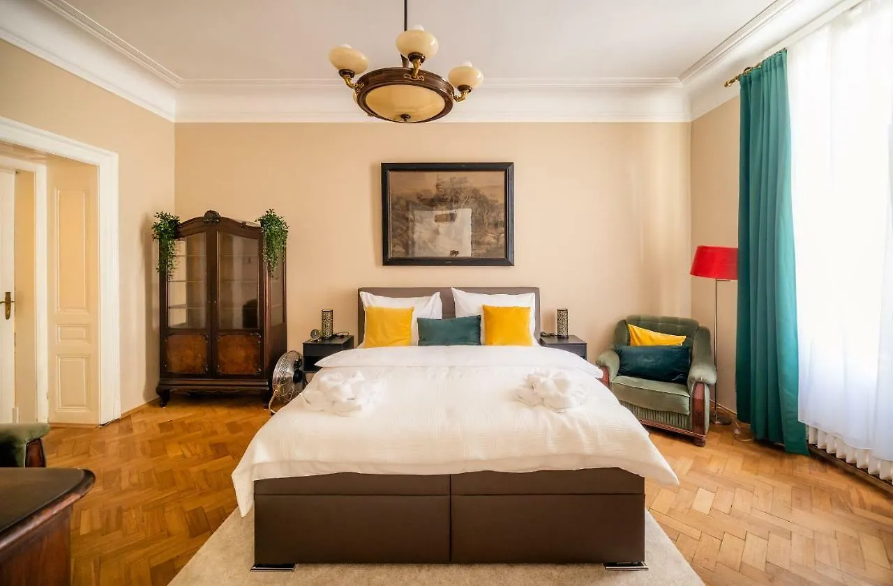 Luxurious Kafka Family Apt In Old Town location