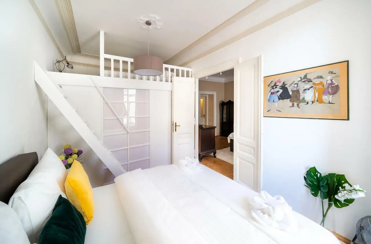 Lägenhet Luxurious Kafka Family Apt In Old Town Prag