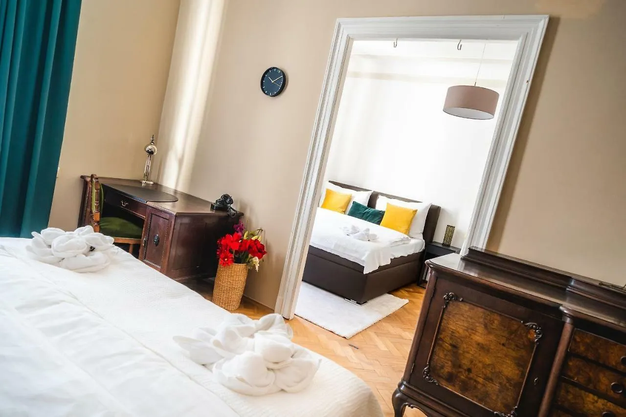 Lägenhet Luxurious Kafka Family Apt In Old Town Prag
