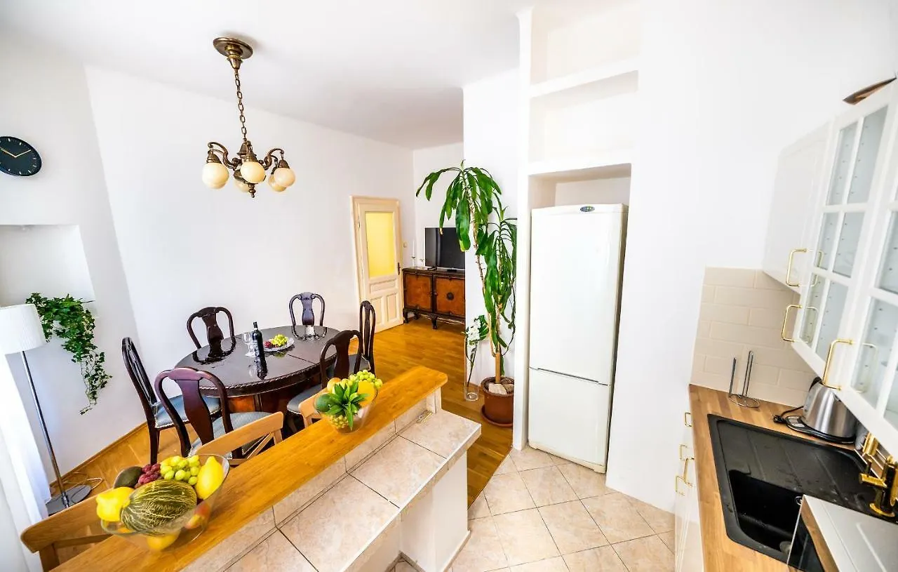 Luxurious Kafka Family Apt In Old Town Praga Appartamento